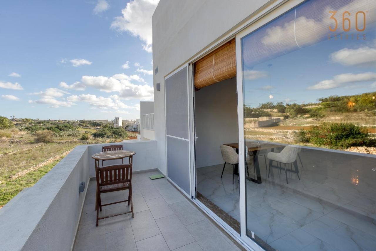 A Lovely, Central 2br Penthouse With Large Outdoor By 360 Estates Apartment