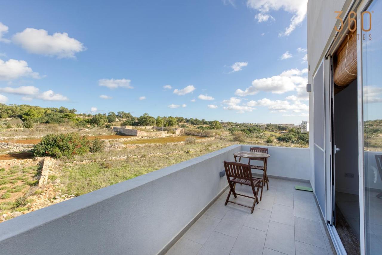 A Lovely, Central 2br Penthouse With Large Outdoor By 360 Estates Apartment