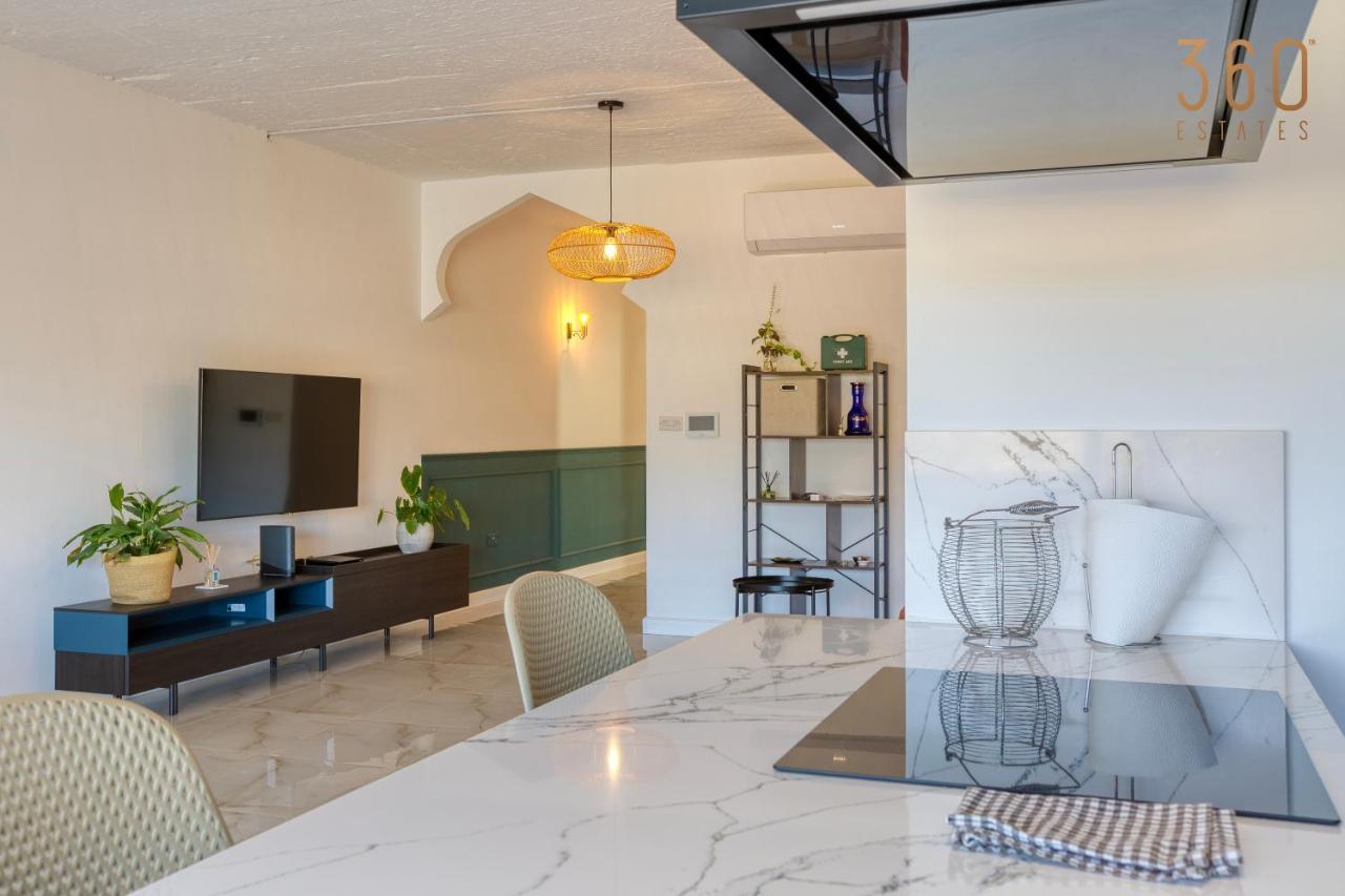A Lovely, Central 2br Penthouse With Large Outdoor By 360 Estates Apartment