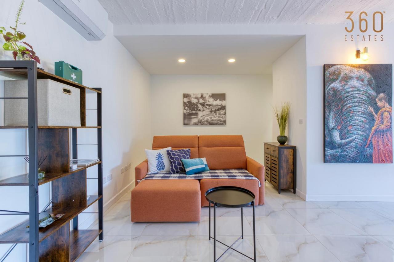 A Lovely, Central 2br Penthouse With Large Outdoor By 360 Estates Apartment *